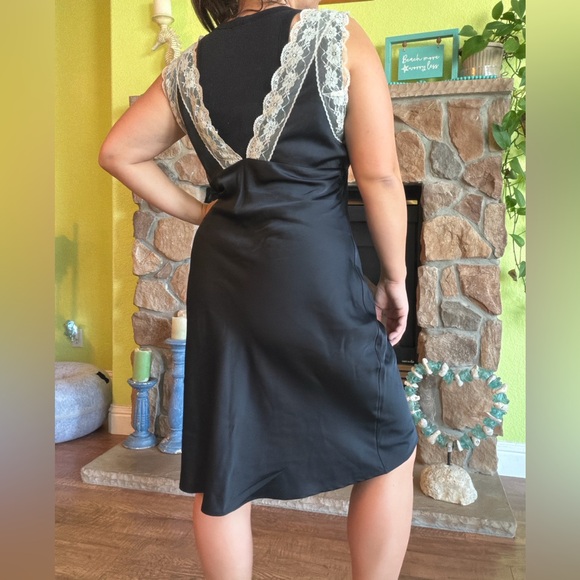 Abercrombie & Fitch contrast lace midi slip dress in black - Picture 7 of 11